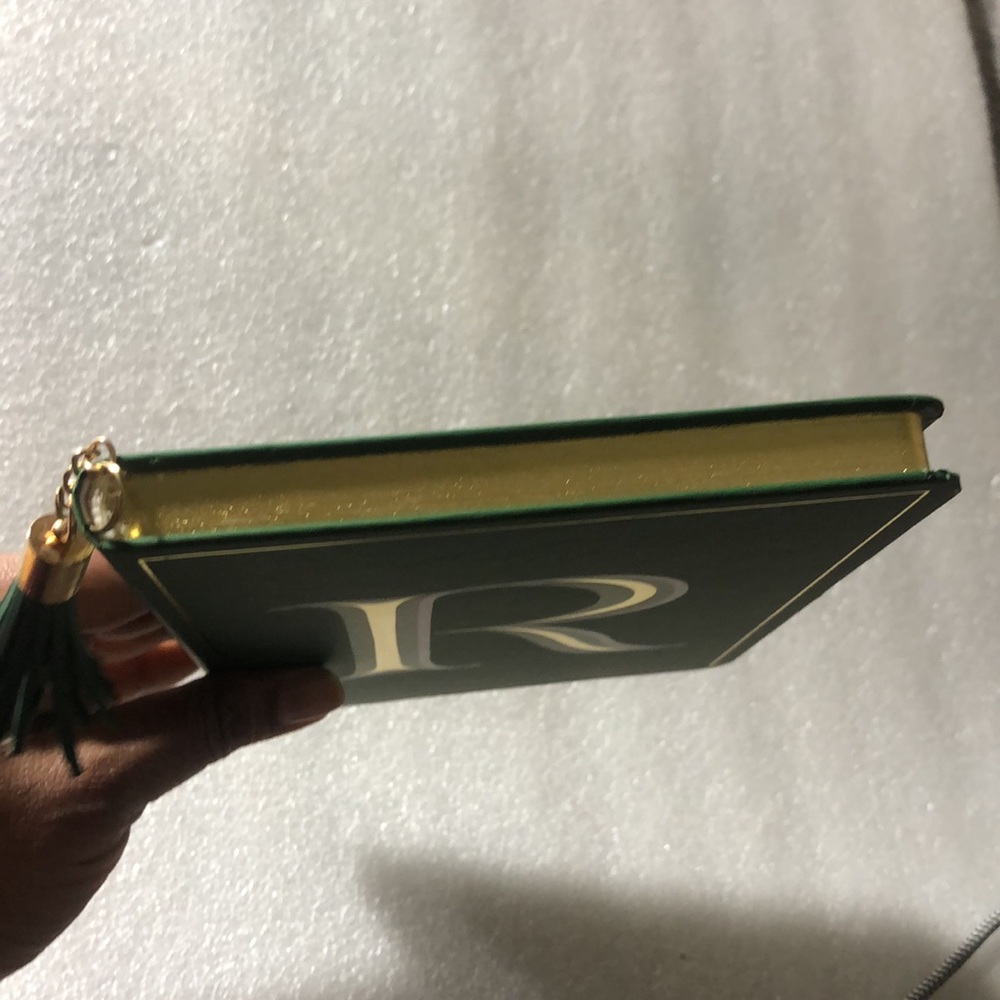 Alphabet “R” note book with golden details - Picture 7 of 17